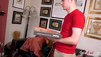 Mature Milf Pays For Pizza With A Homemade Delivery